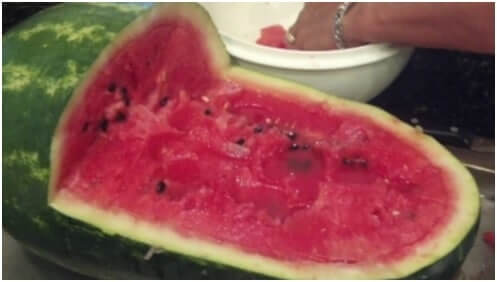 cut-through-the-watermelon-to-be-able-to-detach-the-top
