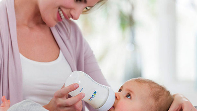 18 Formula Feeding Tips And Hacks To Make Mealtime With Baby A  Breeze